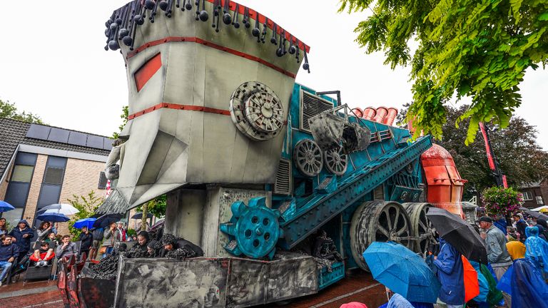 Vriendenkring Haisjô met de uitvinding van het asfalt (foto: Victor Coffa). 