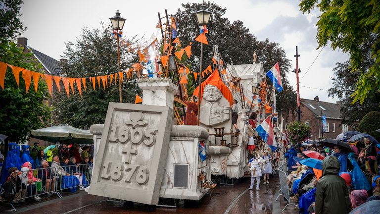 De Lambrekvrienden met 'Budel valt voor Oom Gips' (foto: Victor Coffa).