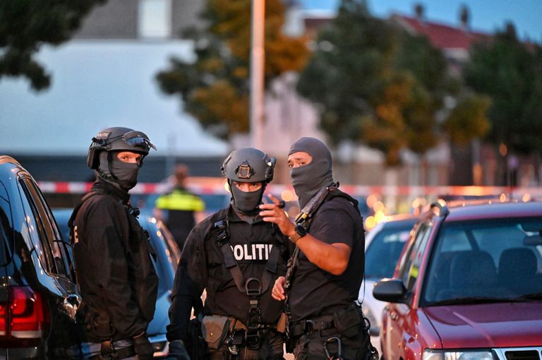 Arrestatieteam is ter plaatse om de man naar beneden te halen (foto: Toby de Kort / SQ Vision).