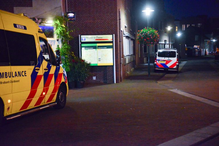 De ambulance voor het appartementencomplex in Deurne