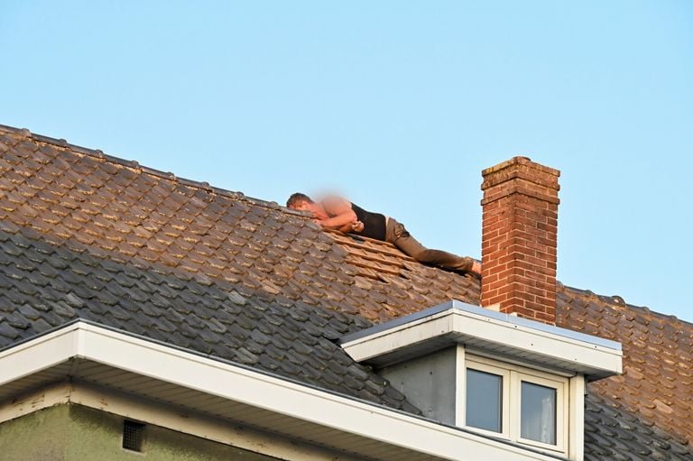 Verwarde man op het dak in Tilburg (foto: Toby de Kort / SQ Vision). 