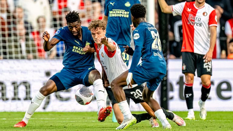 Ibrahim Sangaré, sterk in het duel met Mats Wieffer (foto: Marcel van Dorst/Eye4Images).