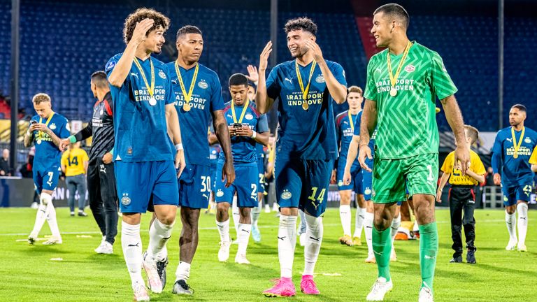 Blijdschap tijdens de ereronde na het winnen van de Johan Cruijff Schaal (foto: Marcel van Dorst/Eye4Images).