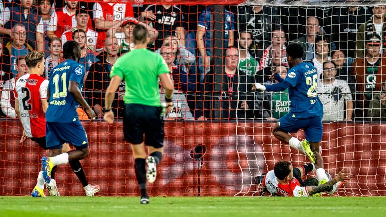 Isaac Babadi (rechts) leek PSV op voorsprong te brengen, maar zijn goal werd afgekeurd vanwege buitenspel (foto: Marcel van Dorst/Eye4Images).