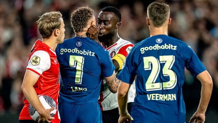 Een opstootje tussen Noa Lang en Lutsharel Geertruida (foto: Marcel van Dorst/Eye4Images).