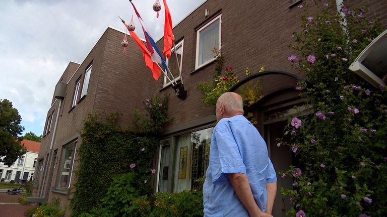 Charles van Haren uit Den Bosch heeft ondanks zijn hoge leeftijd drie vlaggen aan zijn huis gehangen (foto: Raymond Merkx).