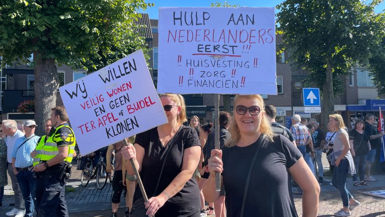 Marielle (rechts) demonstreert tegen de plannen van het azc (foto: Jos Verkuijlen)