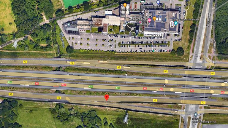 Op de onderste weg (N2) werd de man aangereden. Zijn auto stond in de linkerberm van de A2. 