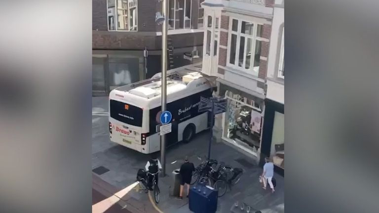 De bus reed zich klem op de kruising van de Vughterstraat en Achter het Wild Varken (foto: Kim Rutten, Dtv Nieuws).