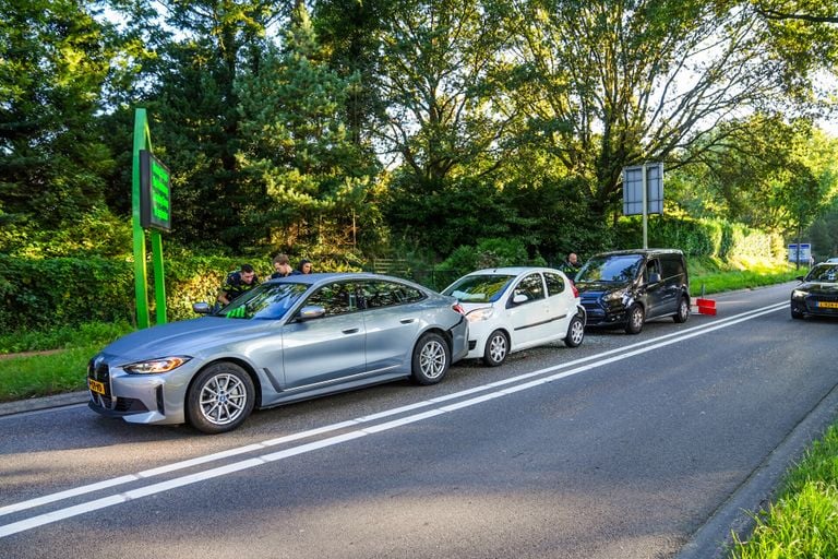 Drie auto's op elkaar in Geldrop (foto: Dave Hendriks / SQ Vision)