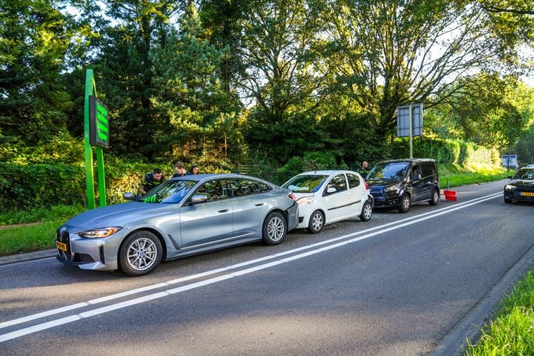 Drie auto's op elkaar in Geldrop (foto: Dave Hendriks / SQ Vision)