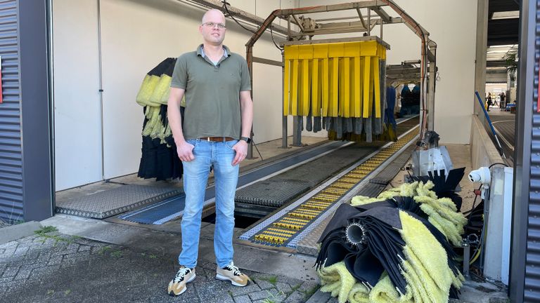 Eigenaar Tom Muskens bij de vernielde wasstraat (foto: Raymond Merkx).