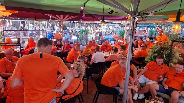 Supporters verzamelen zich op de terrassen in Eindhoven (foto: Omroep Brabant)