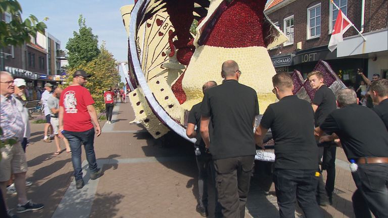 De duwers hebben het zwaar (foto: Omroep Brabant).