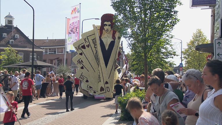 Alle wagens zijn met dahlia's versierd (foto: Omroep Brabant).