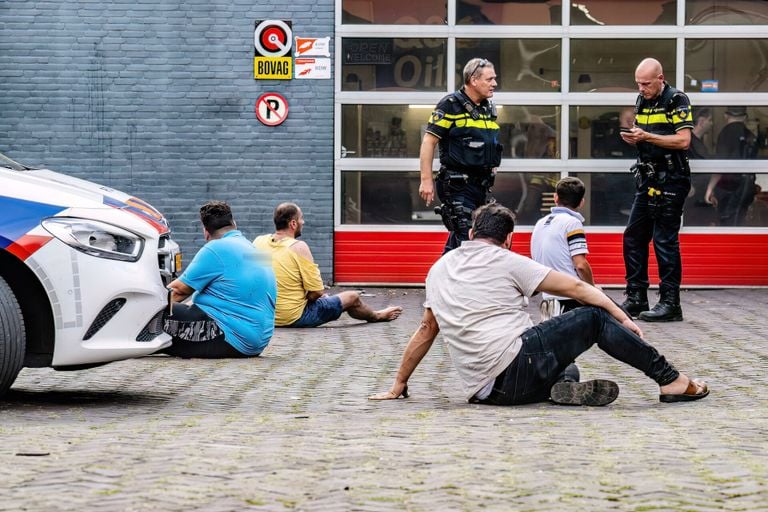 De vier mannen moesten mee met de politie (foto: Jack Brekelmans / SQ Vision). 