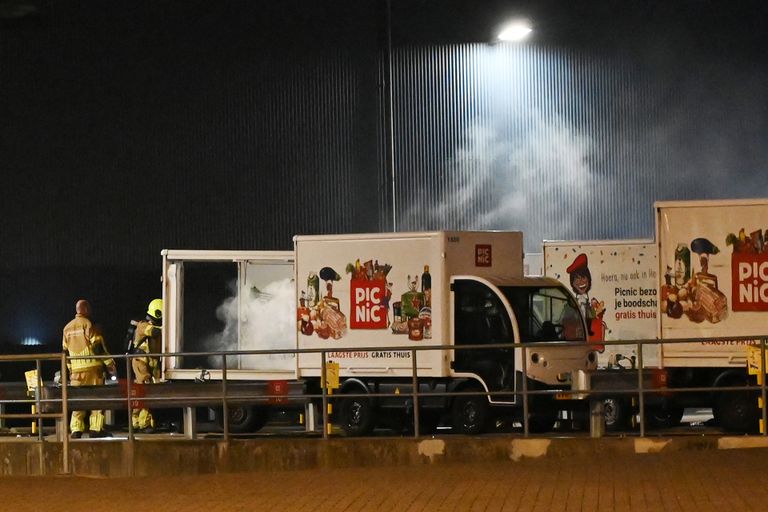 Brand in bezorgwagen van Picnic (Foto: Perry Roovers/SQ Vision))