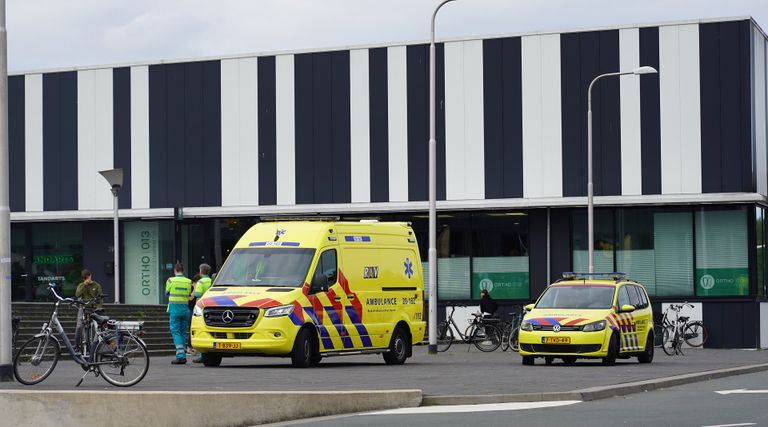 Ambulance is ter plaatse bij een steekpartij in de Jumbo Foodmarkt (Foto: Jeroen Stuve/SQ Vision) 