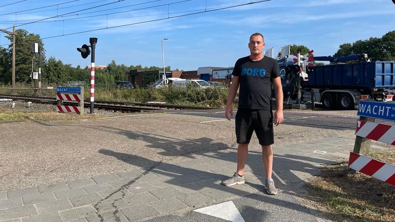 Jerry op de hoek bij de overgang waar het ongeluk gebeurde (foto: Raymond Merkx).