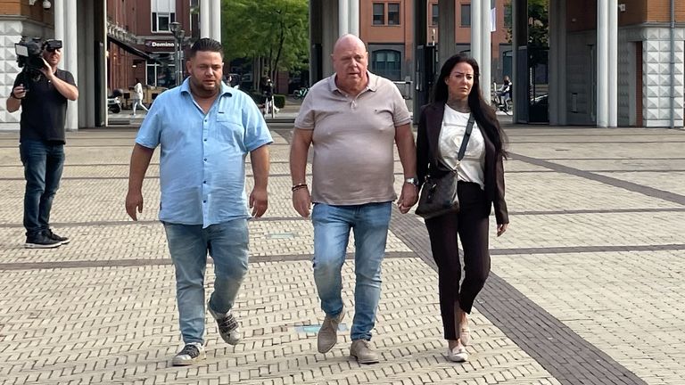 Mark Gillis (links) komt met vader Peter en diens vriendin Wendy aan bij de rechtbank in Den Bosch (foto: Imke van de Laar)