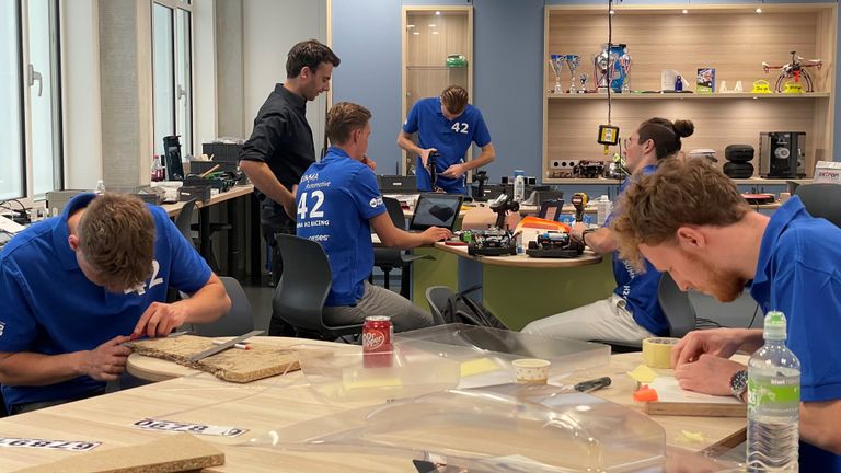 Studenten werken hard aan de waterstofauto (foto: Jos Verkuijlen).