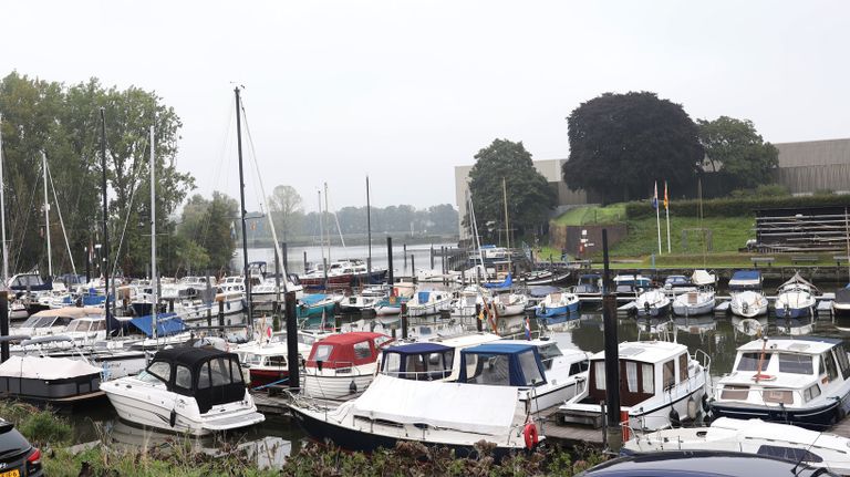 Door de kapotte stuw is het water in de haven flink gezakt, waardoor boten nog maar in een klein laagje water liggen (foto: Marco van den Broek).