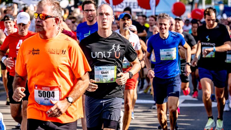 Heel erg veel lopers en nog veel meer toeschouwers maakten het tot een mooi feestje (foto: Marcel  van Dorst).