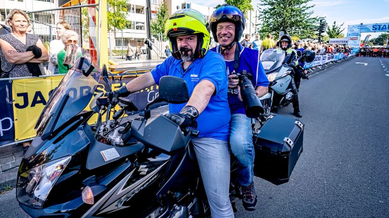 Op de motor om verslag te doen van de Singelloop is op zo'n zonovergoten zondag ook geen straf (foto: Marcel  van Dorst).