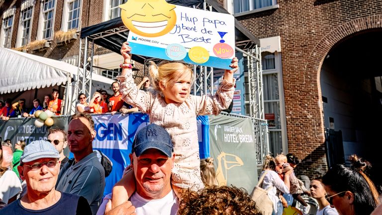 Met zo'n bord rent papa vast net een tikkeltje harder naar de finish (foto: Marcel  van Dorst).