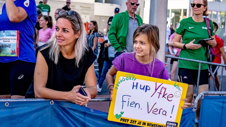 En Yfke, Fien en Vera heeft het vast ook net een extra zetje gegeven om zo aangemoedigd te worden (foto: Marcel  van Dorst).