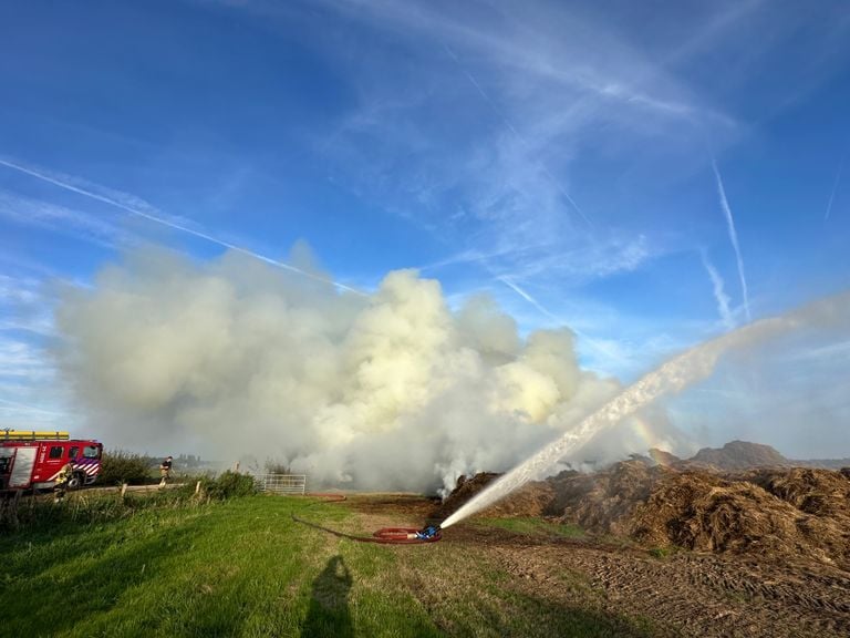 Enorme witte rookwolk komt vrij bij de brand (foto: Bart Meesters/SQ Vision).