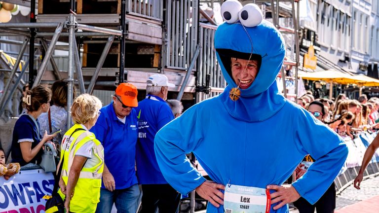 Als koekiemonster meerennen, dat kan natuurlijk ook! Al zal het behoorlijk warm zijn geweest in zo'n pak (foto: Marcel  van Dorst).