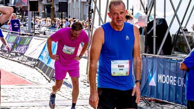 Kees had zich zichtbaar leeggelopen tijdens de Singelloop, maar wél mooi de finish gehaald (foto: Marcel  van Dorst).