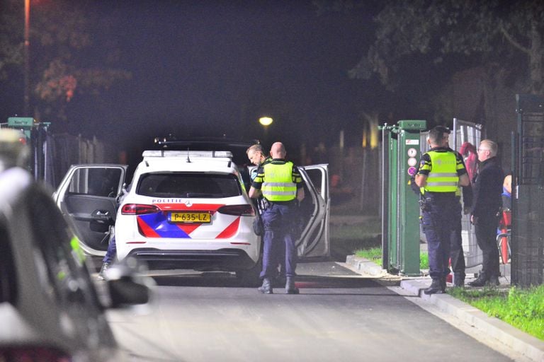 Politie bij het azc in Budel na de steekpartij van vrijdagnacht (foto: Johan Bloemers/SQ Vision).