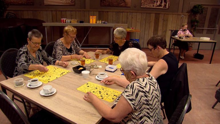 Bingo in het partycentrum dinsdagmiddag (foto: Raymond Merkx).