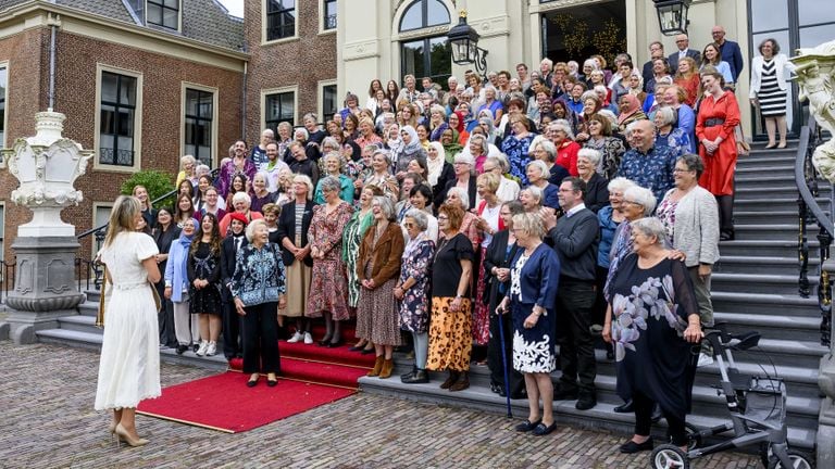 Koningin Máxima spreekt de handwerkers toe voor Huis ten Bosch (foto: ANP/Patrick van Emst).