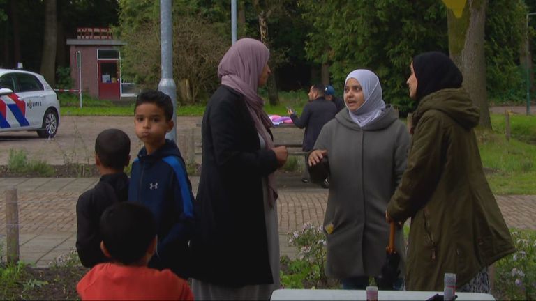 De bewoners van het azc met elkaar in gesprek op de open dag in Gilze. 