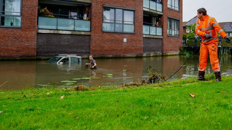 Auto te water in Veen (foto: Jurgen Versteeg / SQ Vision) 