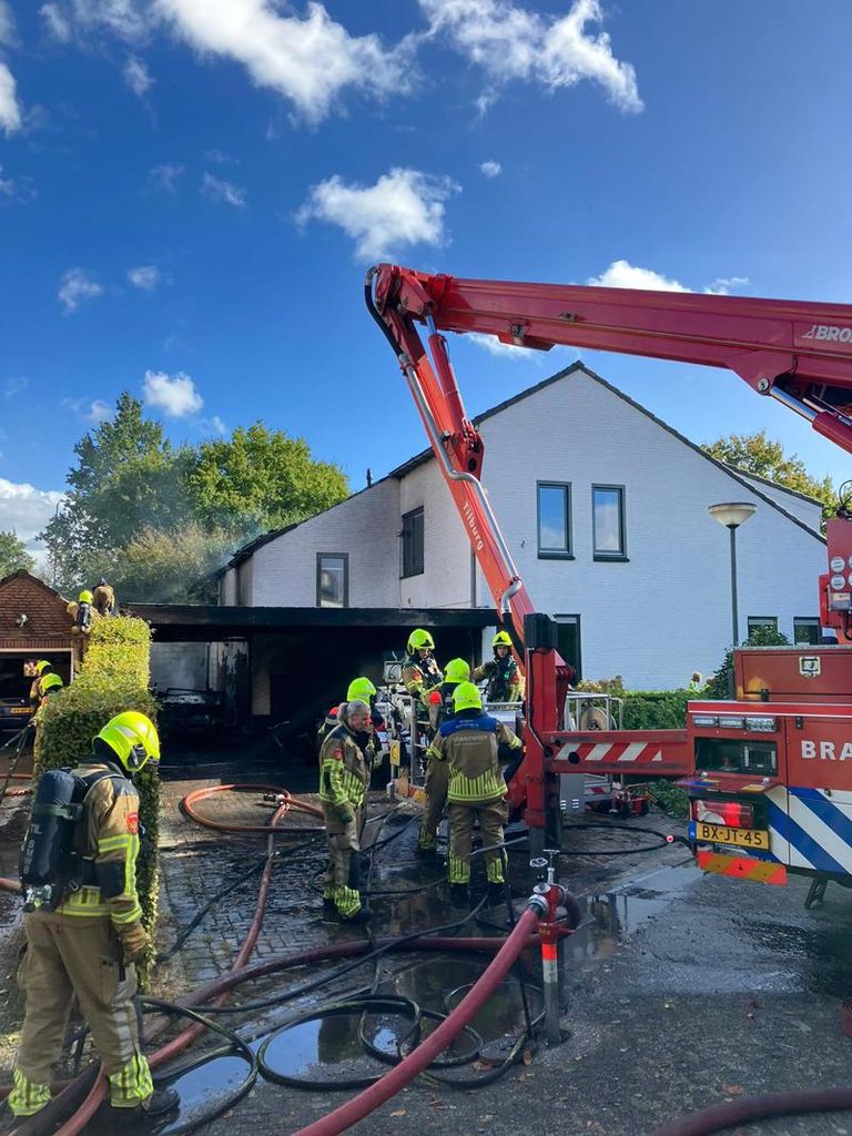 De brandweer houdt de woning in Moergestel nat (foto: Veiligheidsregio MWB).