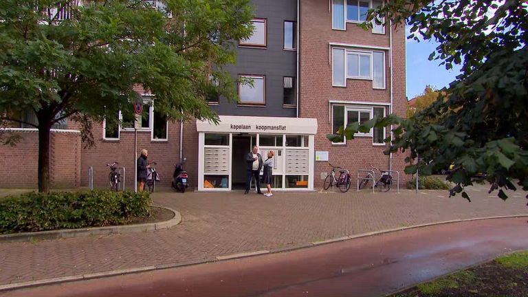 Koffie voor de seniorenflat (foto Raymond Merkx).