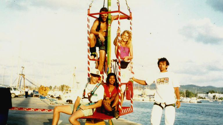 Het team van G-Force op Ibiza met Mike (linksboven) en Jennifer (midden onder).