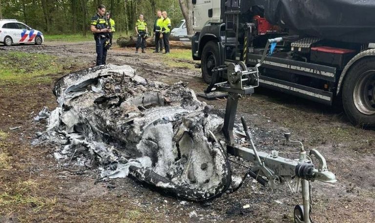De speedboot brandde volledig uit (foto: Valkenswaard24.nl)