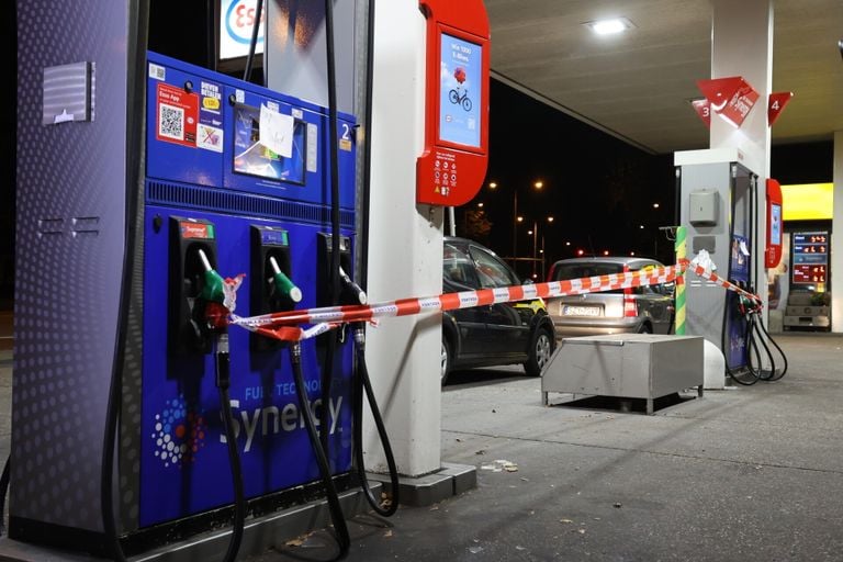 Vernielingen aangericht bij tankstation in Den Bosch (foto: Bart Meesters / SQ Vision).