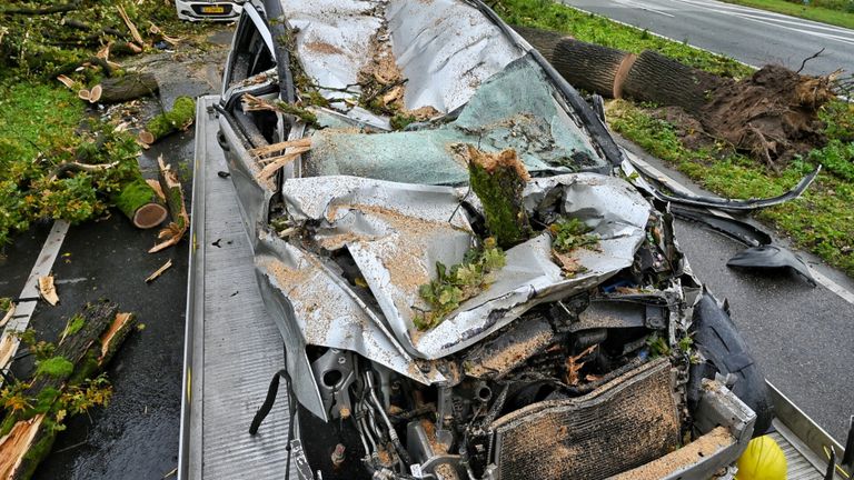 Van de auto van Ad is niet veel meer over (foto: Toby de Kort/SQ Vision).