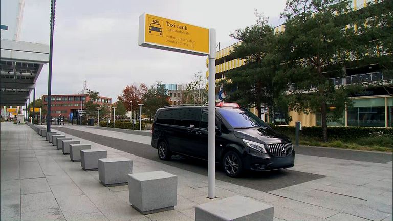 Taxi's die wel op de standplaats staan worden aangesproken door de stakers (foto: Omroep Brabant)