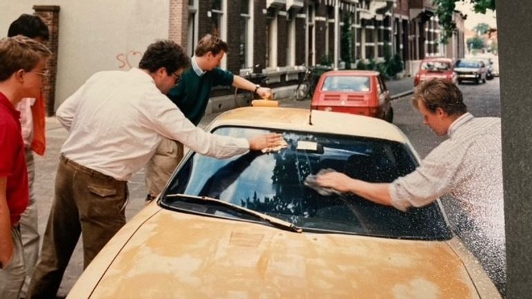 Joost en z'n vrienden verven de Citroën CX oranje (foto: privé).