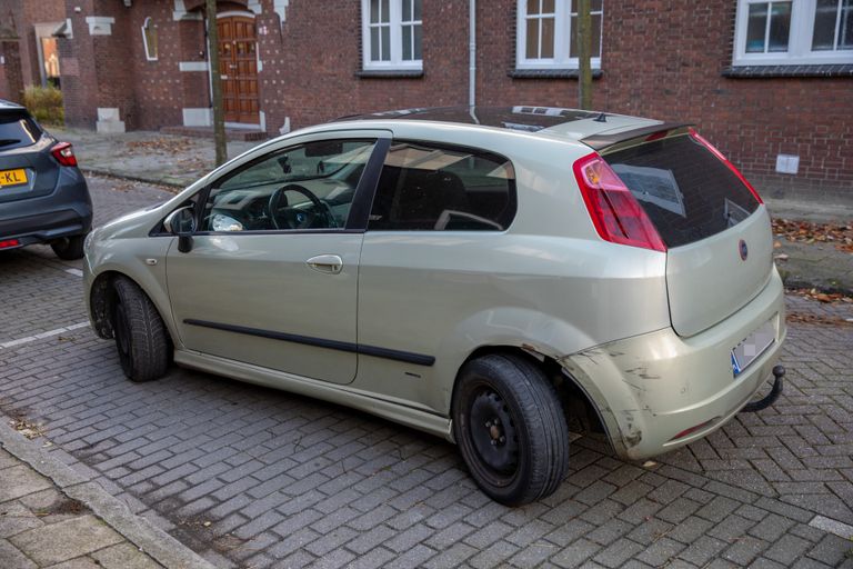 De geparkeerde auto waarvan de bestuurder verdween na het ongeluk (foto: Christian Traets / SQ Vision). 