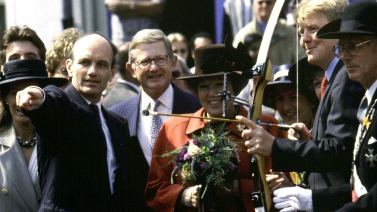 Houben en koningin Beatrix in 1996 tijdens Koninginnedag in Bergen op Zoom (foto: ANP).