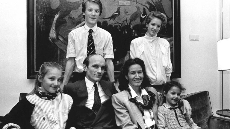Frank Houben met zijn gezin in 1987, kort nadat hij was voorgedragen als commissaris van de Koningin (foto: ANP).