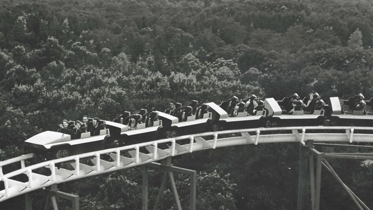 Lex zit in het voorste karretje in de achtbaan, op de tweede rij achterin (foto: Efteling).